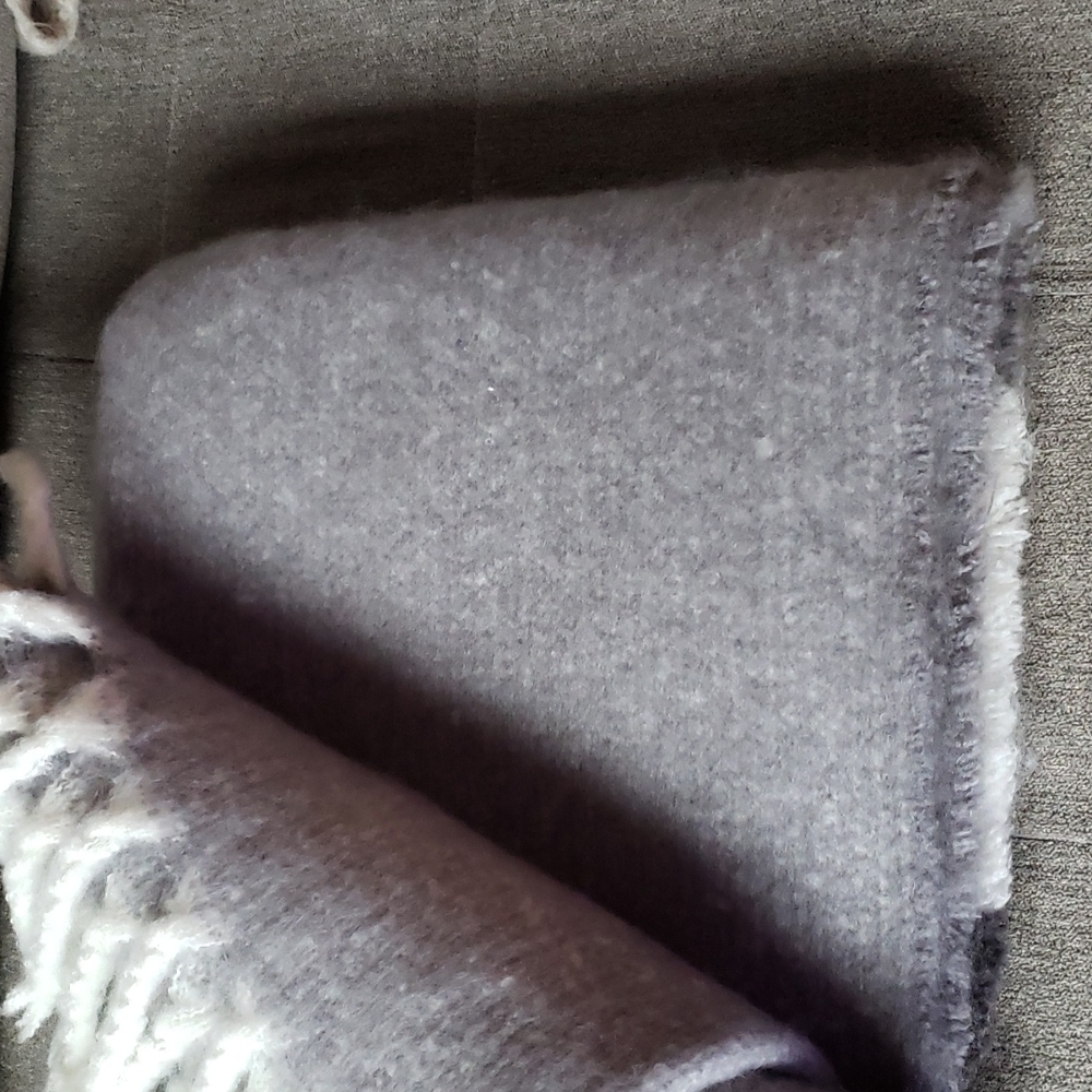 Banana Republic 50" x 60" Soft Blanket NWT Gray White - Picture 7 of 13